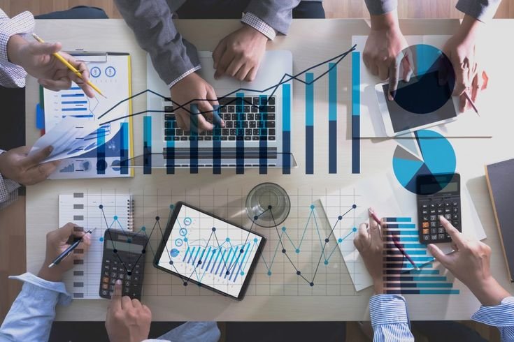 Profesional bekerja dengan komputer riba, sokongan teknikal